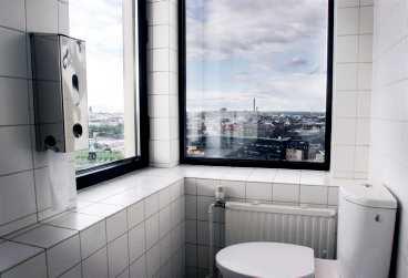 Gratis utsikt från stadens mest kända toalett, fjorton våningar upp i hotell Torni.