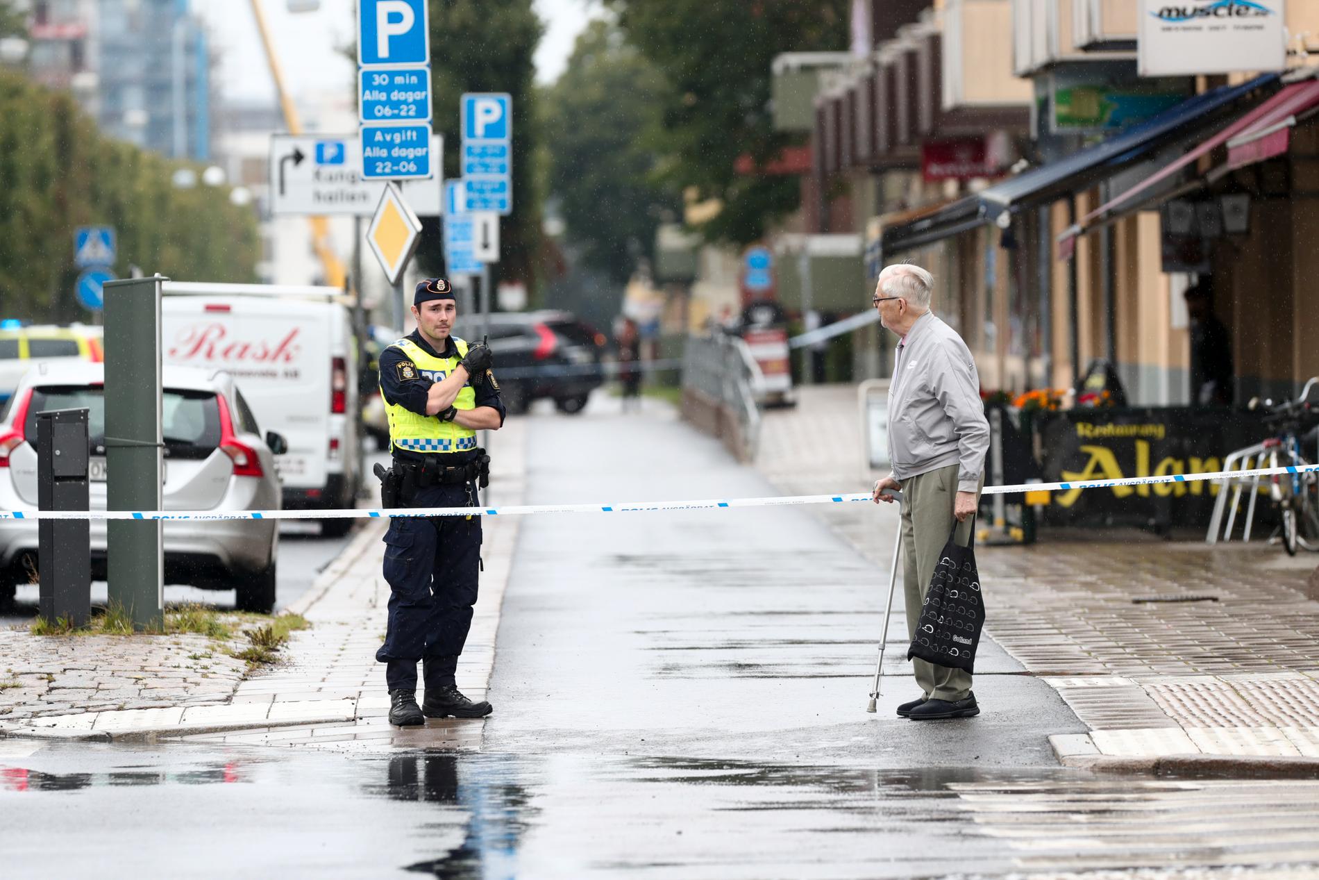 En gata i Linköping har spärrats av sedan ett misstänkt föremål hittats utomhus, uppger polisen.