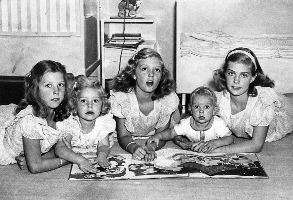 Kungen med sina systrar prinsessorna Margareta, Birgitta, Désirée och Christina. 