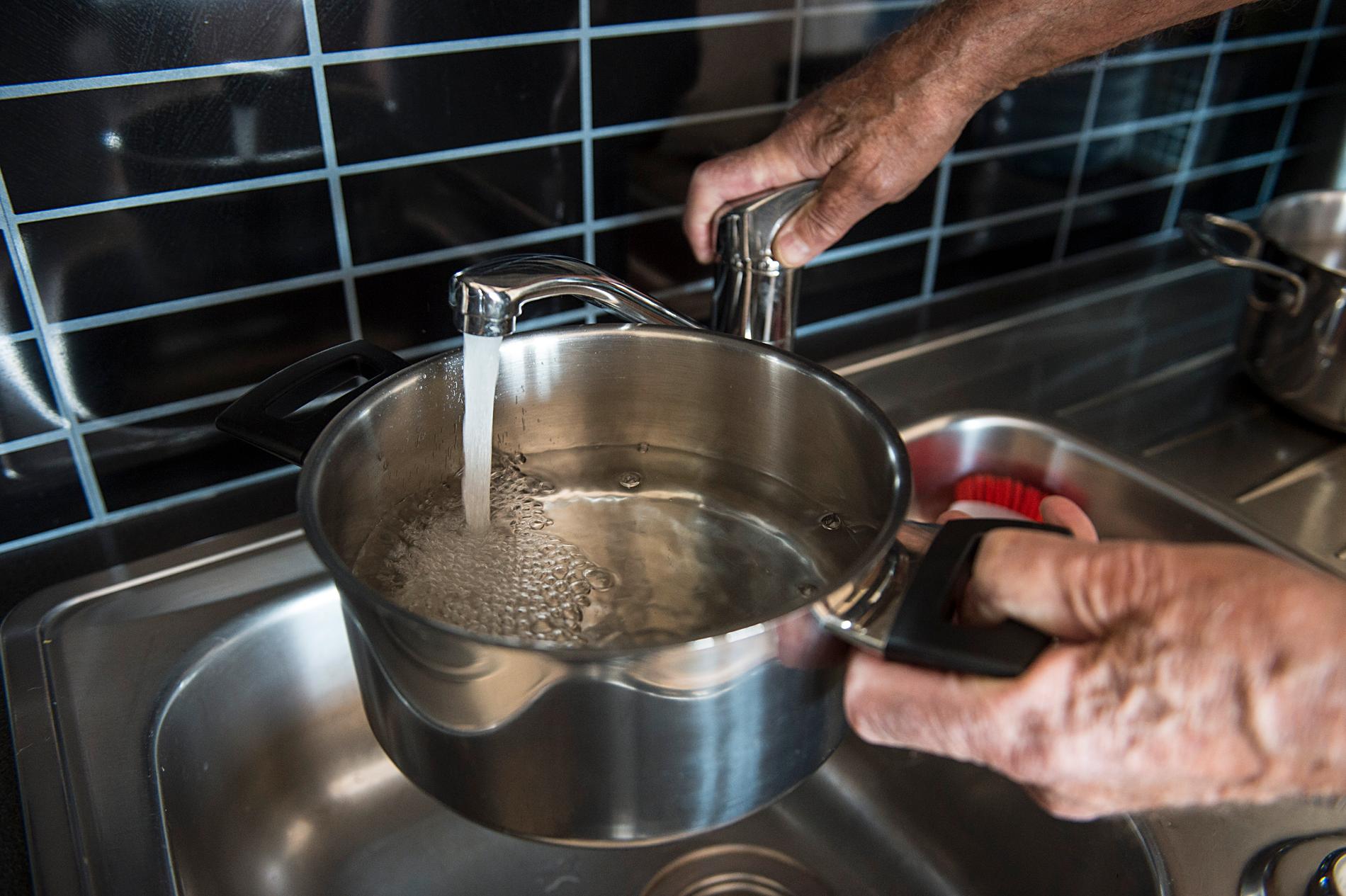 Invånare i norska Askøy måste koka sitt dricksvatten eftersom efter den bassäng som förser Askøy med dricksvatten visat sig innehålla E. coli-bakterier, Clostridium och intestinala enterokocker.