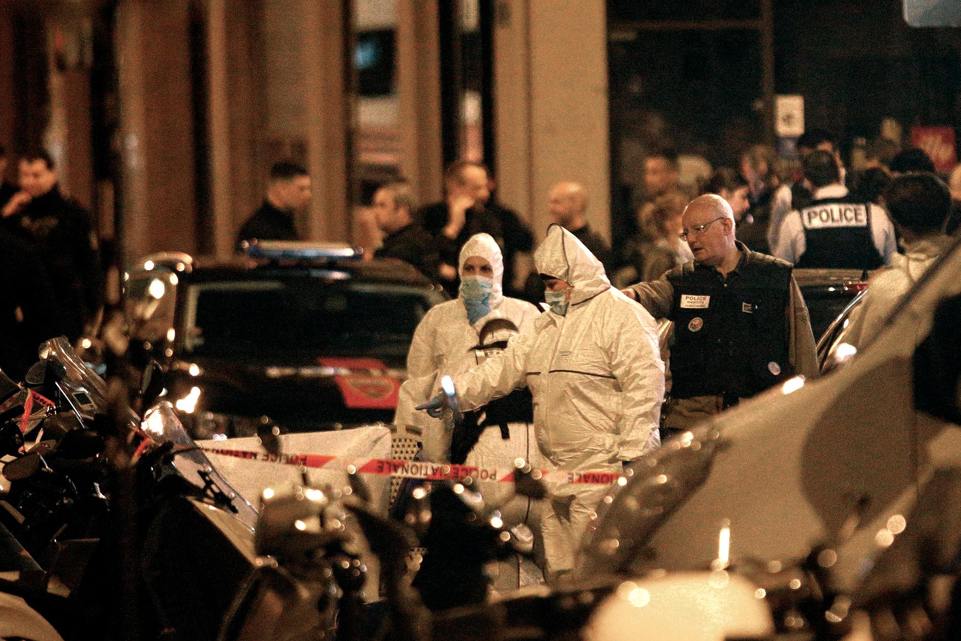 Polisens tekniker undersöker platsen efter knivattacken i Paris på lördagskvällen. 