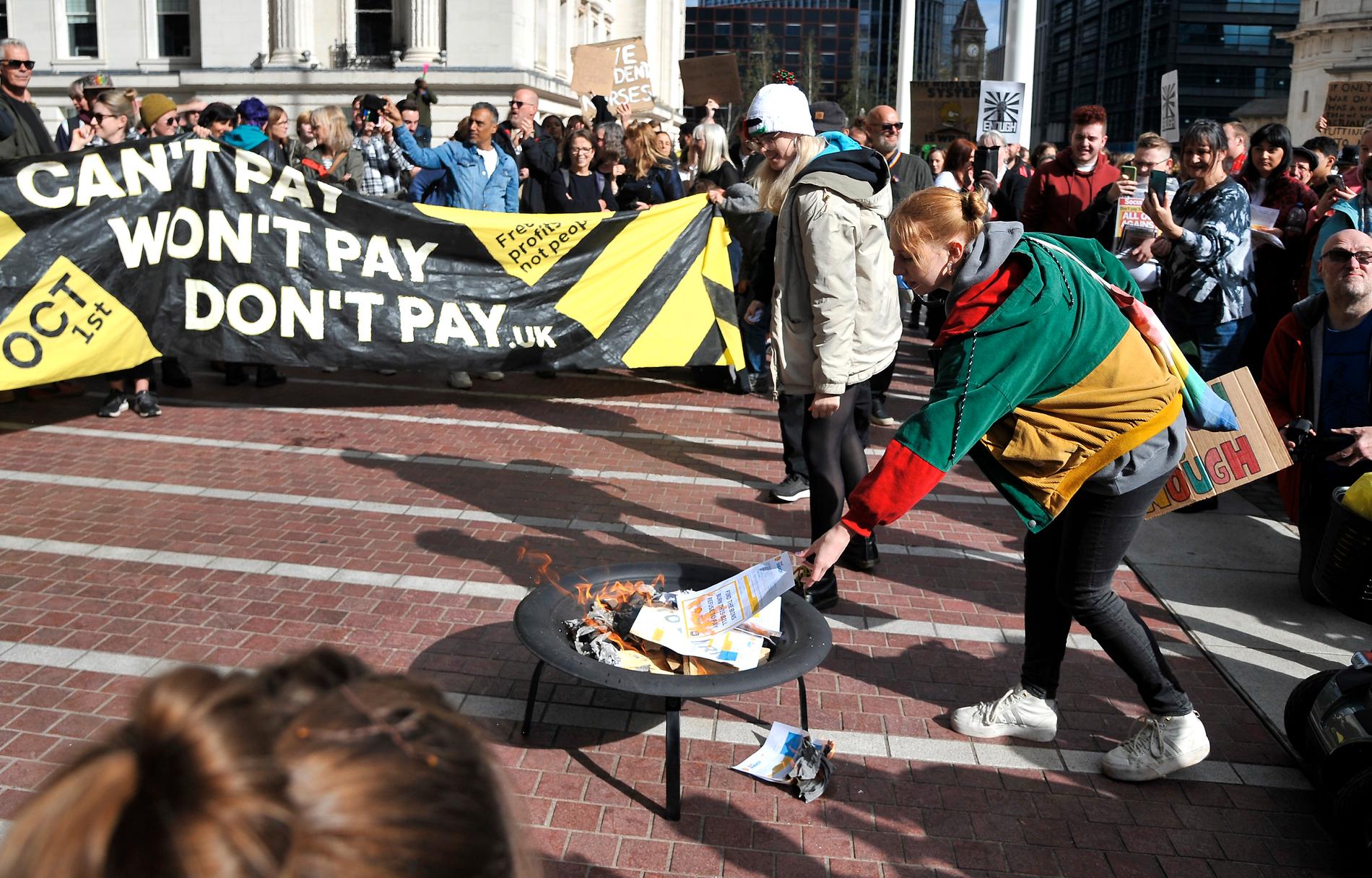 Symboliska elräkningar bränns under en demonstration av initiativet "Don't Pay UK" i Birmingham i oktober. Arkivbild.