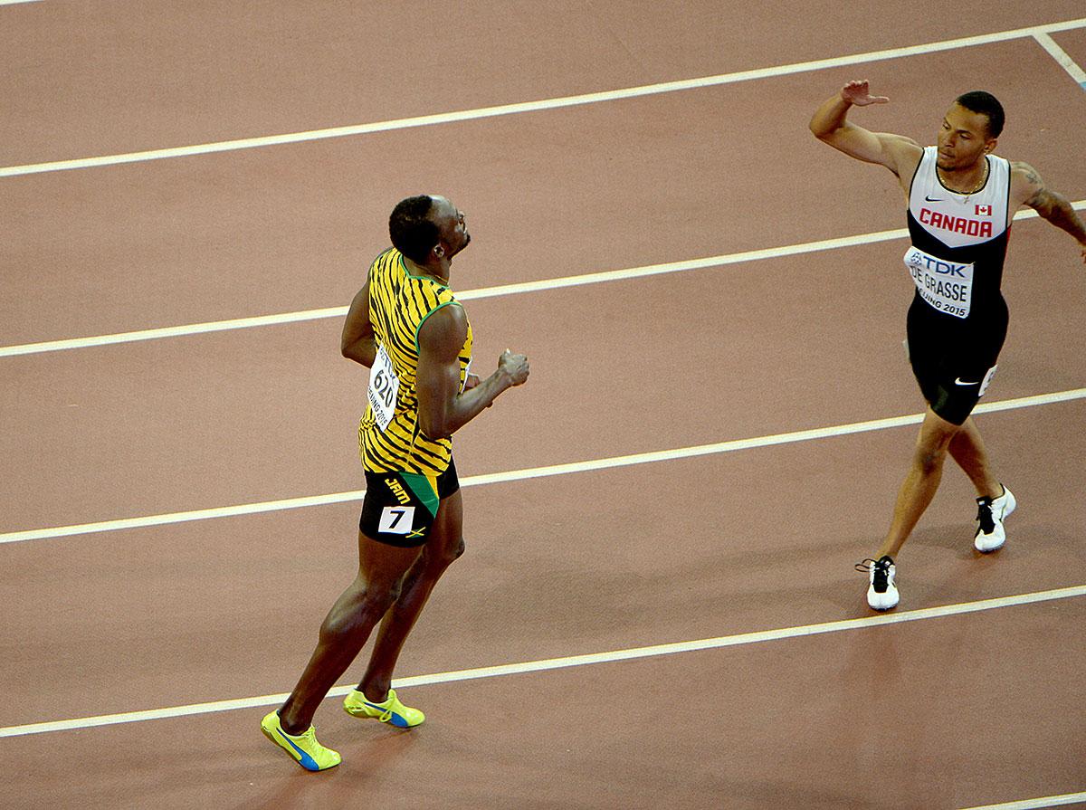 EFTER SEMIFINALEN En glad De Grasse försöker få en high five med Bolt – men dissas.