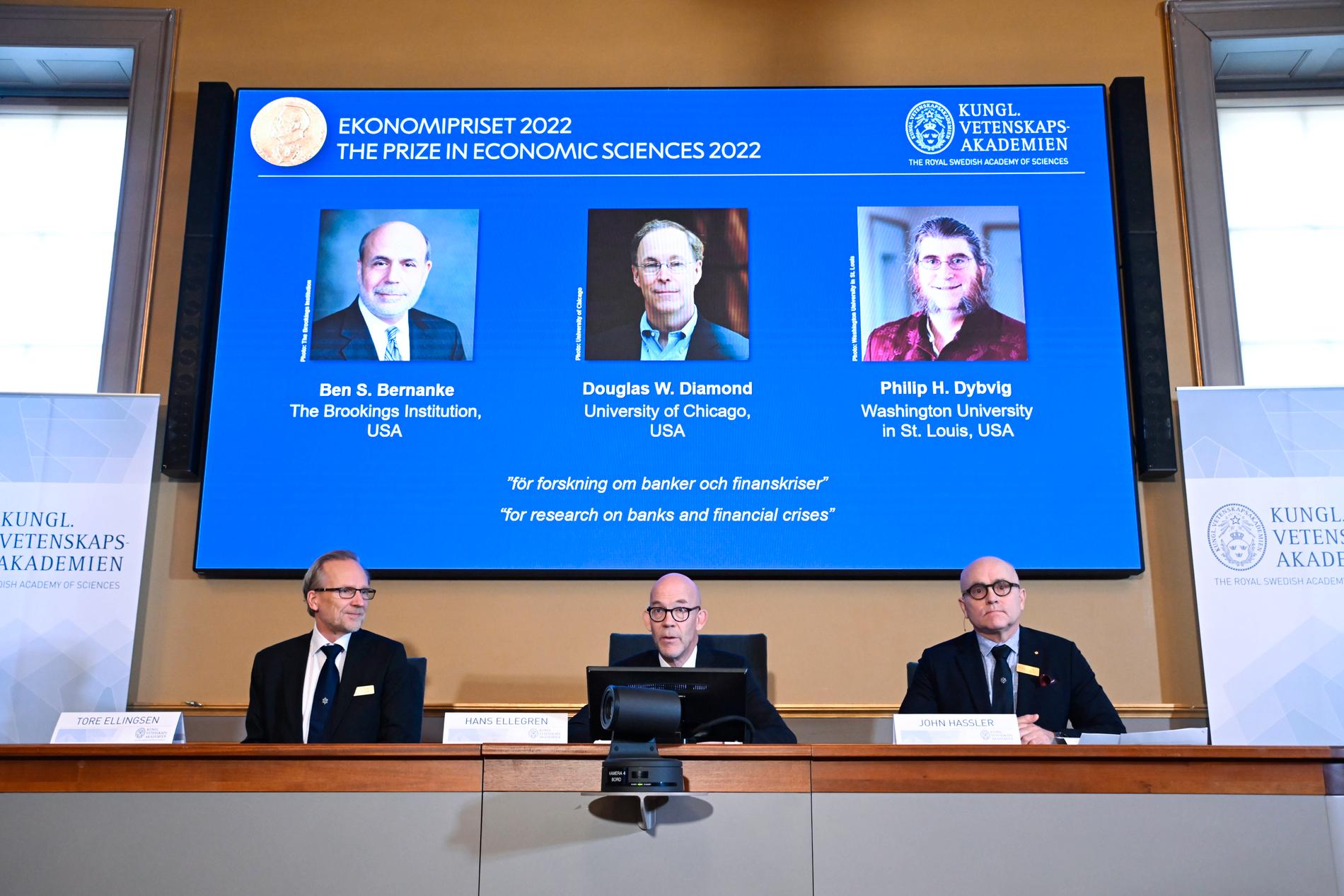 Tore Ellingsen, Hans Ellegren och John Hassler presenterar årets Nobelpris i ekonomi under en pressträff på Kungliga Vetenskapsakademien i Stockholm på måndagen.