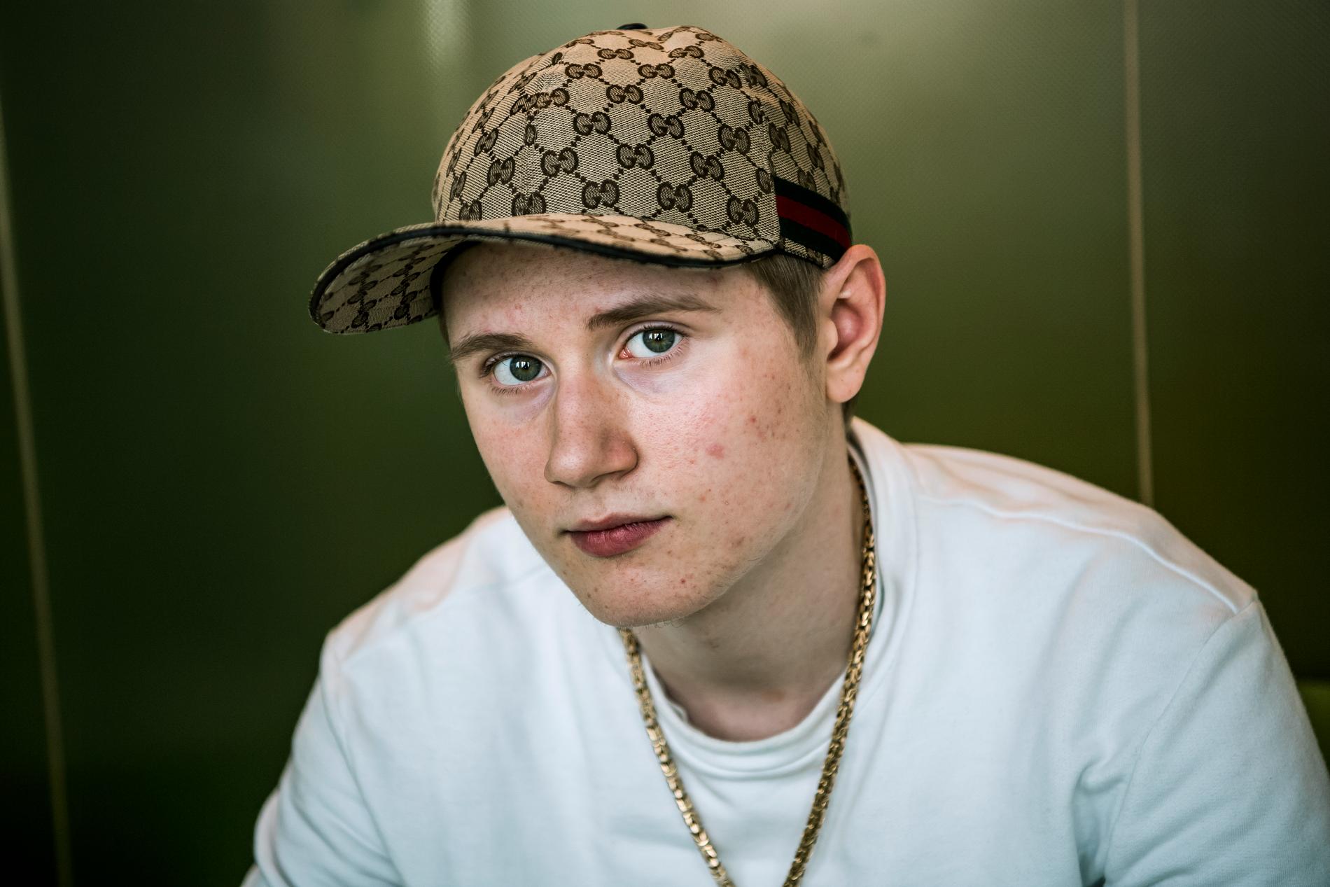 Rapparen Einár blev 19 år gammal. 