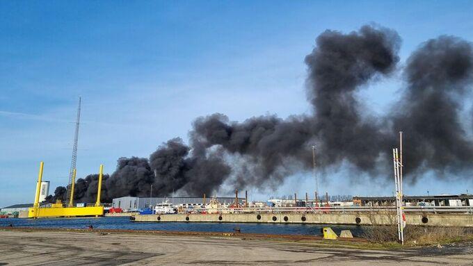 Kraftig rök sprider sig från oljehamnen i Malmö. 