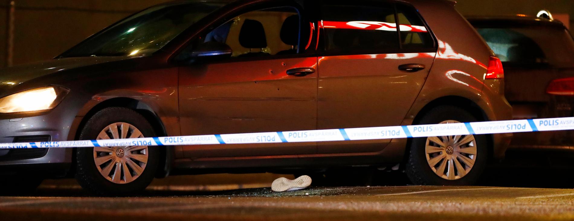 En man och en kvinna, hittades skottskadade i en bil i Kungens kurva i Stockholm. Mannen har nu avlidit. Kvinnan vårdas på sjukhus.