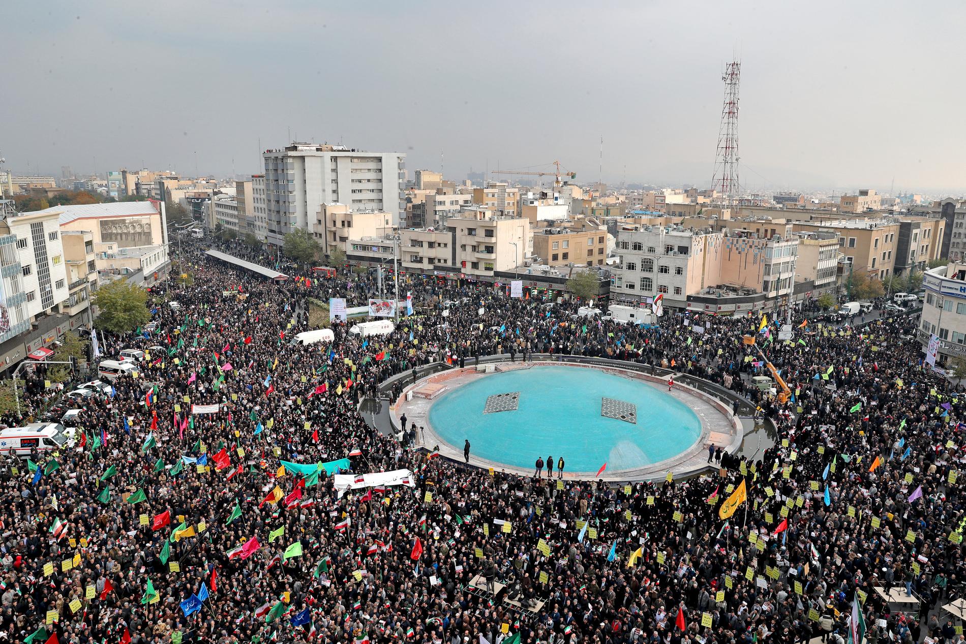 Tusentals demonstrerar till stöd för regeringen i Teheran måndagen 25 november.