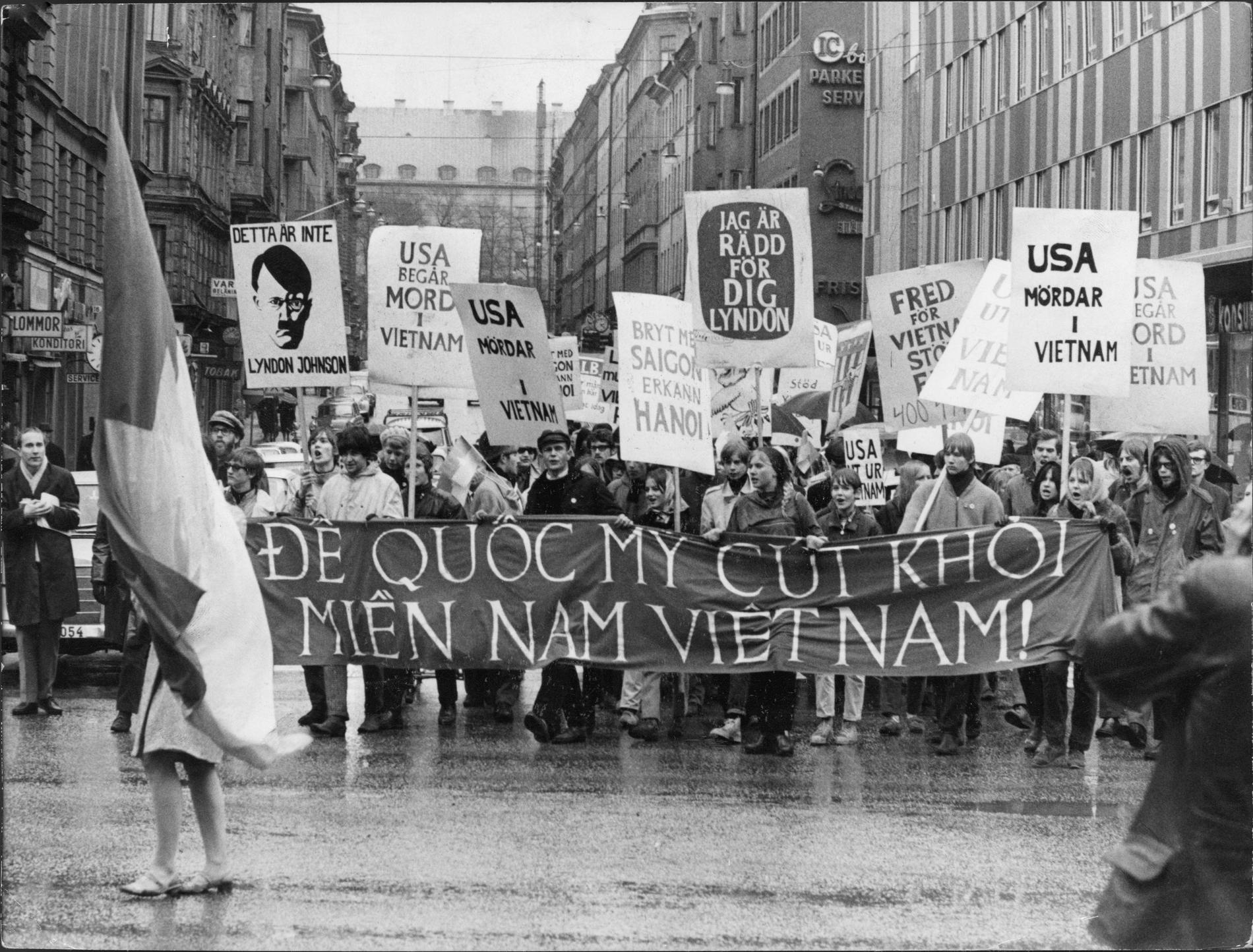 Tegnérgatan i Stockholm i april 1967. Demonstrationer mot USA:s Vietnampolitik och Vietnamkriget.