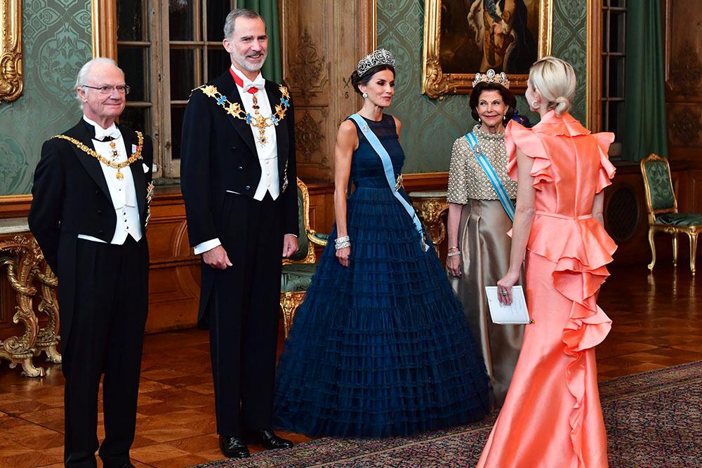 Spanska kungaparet Felipe och Letizia och det svenska kungaparet hälsar Stockholms finansborgarråd Anna König Jerlmyr välkommen. 