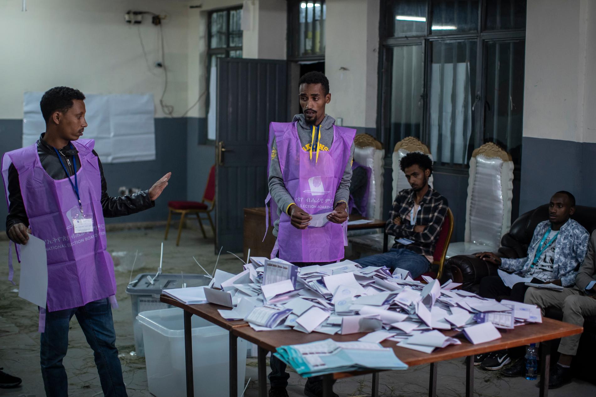 Valarbetare räknar röster i Addis Ababa.
