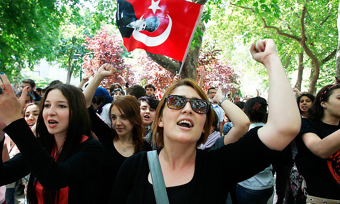 Vinnare 1 Studenter protesterar mot regeringen under demonstrationerna i Istanbuls Gezi-park för två år sedan. Foto: AP