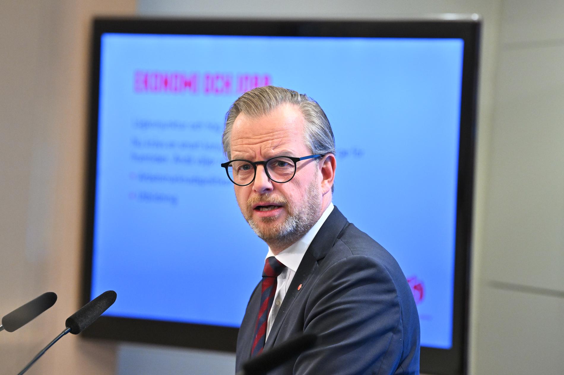 Tidigare finansministern Mikael Damberg (S) är starkt kritisk till regeringens och SD:s budgetförslag.
