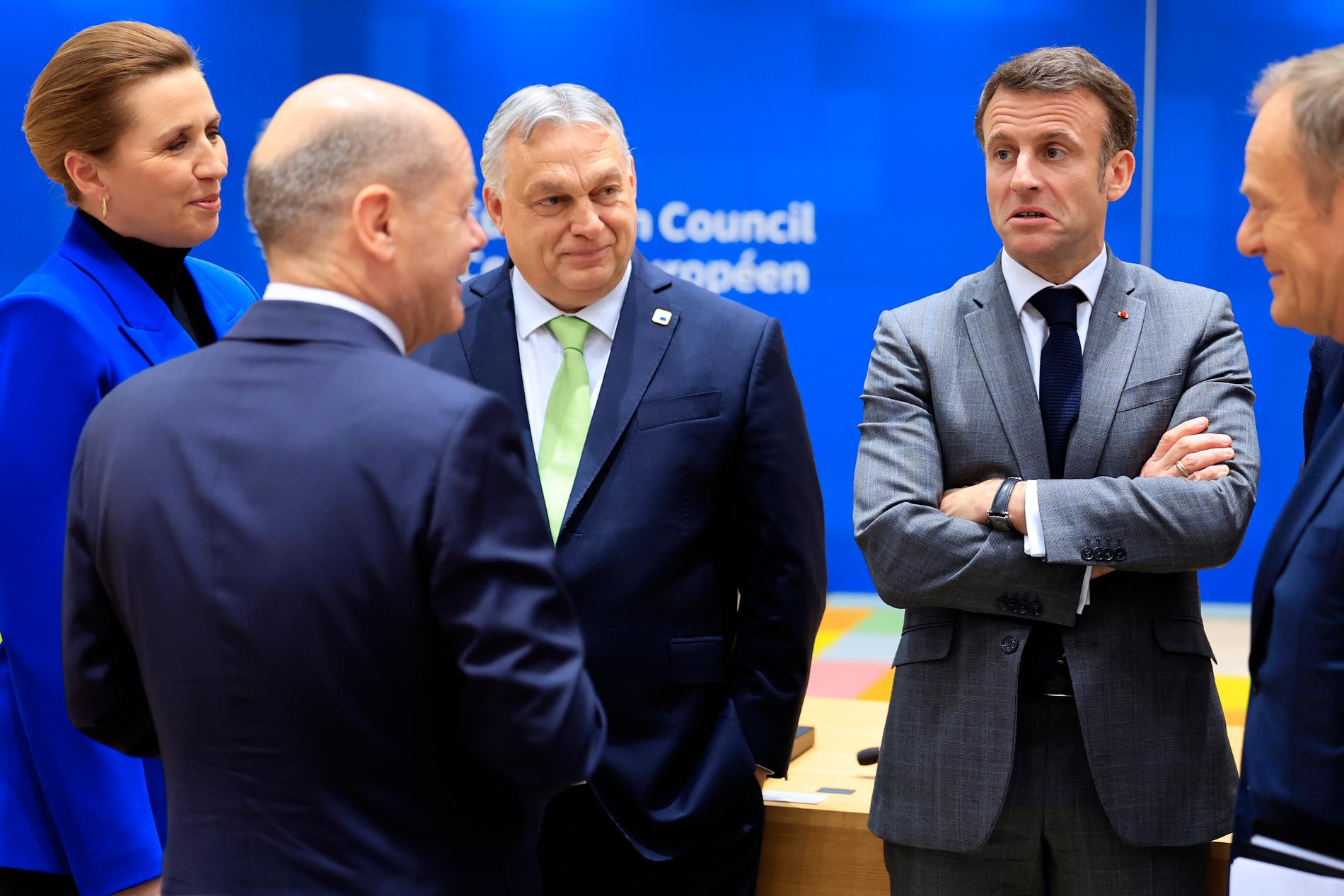 Danmarks Mette Frederiksen, Tysklands Olaf Scholz, Ungerns Viktor Orbán, Frankrikes Emmanuel Macron och Polens Donald Tusk inne på EU-toppmötet i Bryssel.