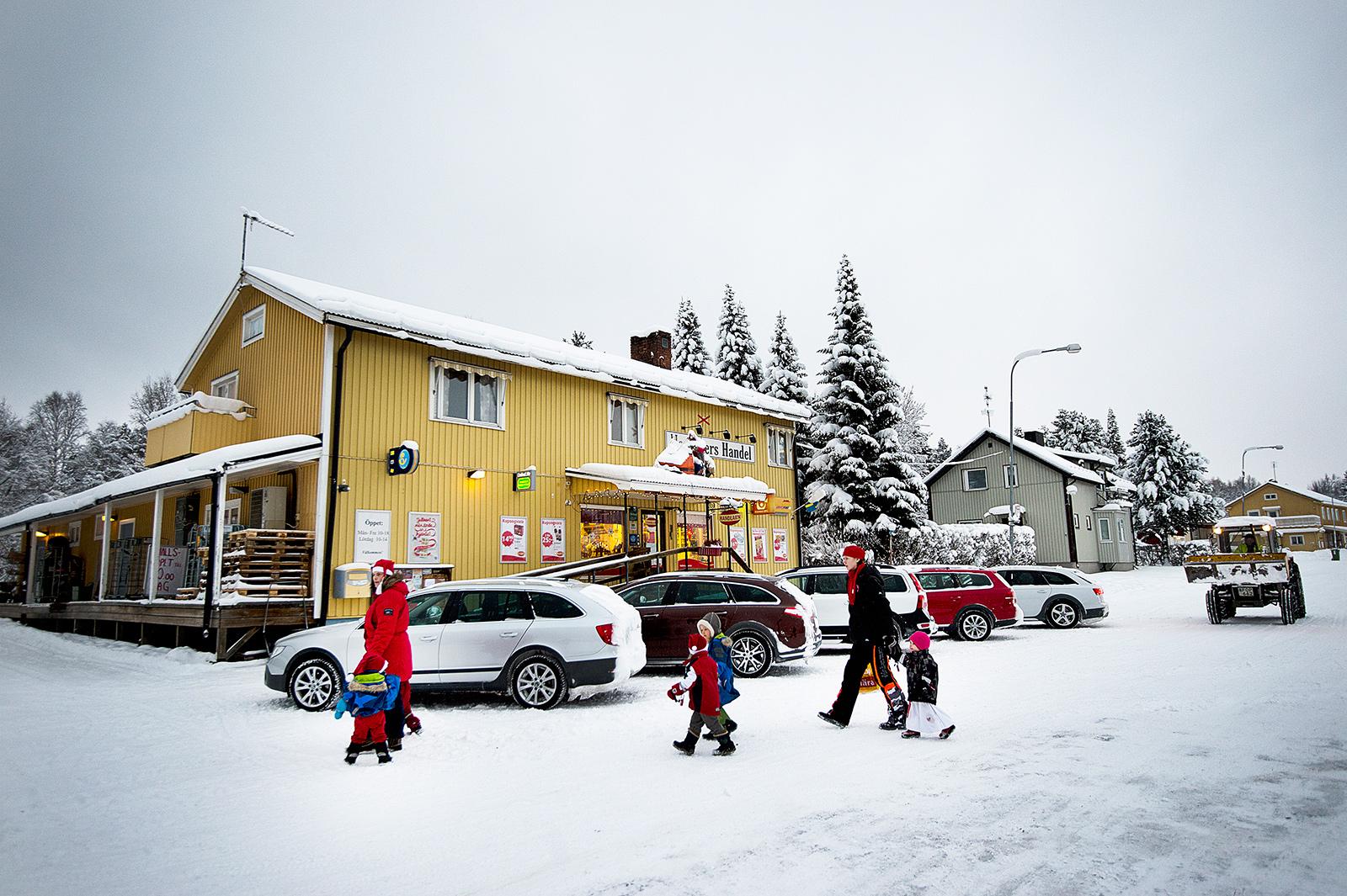 Mitt i Norråker ligger affären, dagen till ära kommer byns dagisbarn för att lussa i butiken. Foto: LASSE ALLARD
