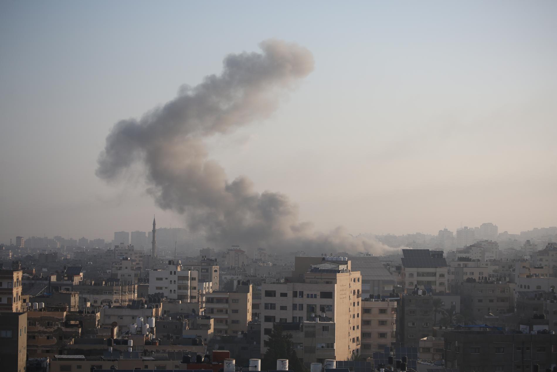 Rök stiger från Gaza på torsdagsmorgonen. 