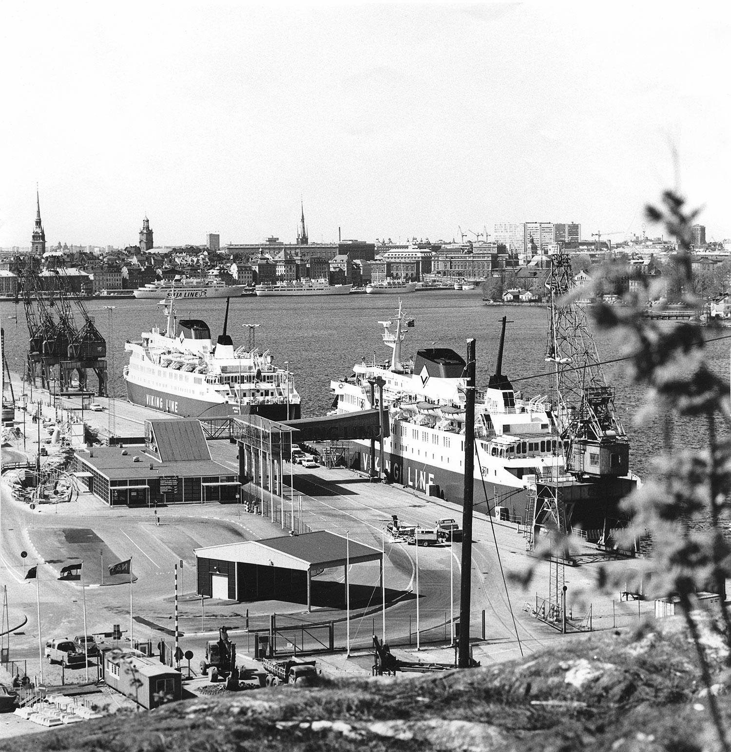 Stockholm ström tidigt 1970-tal, med Viking Lines fartyg längs Stadsgården och Siljas på Skeppsbron.