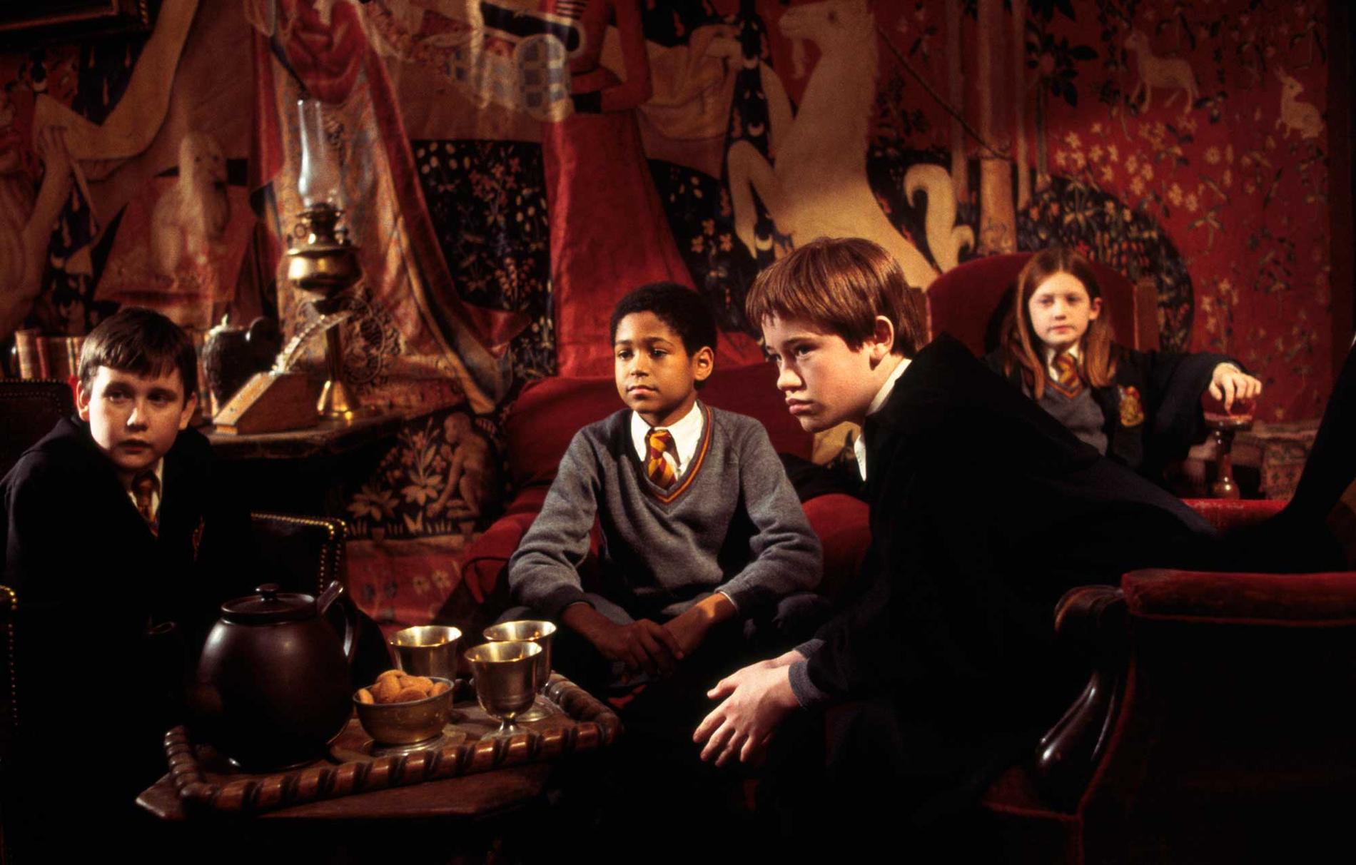 Scen ur "Harry Potter och hemligheternas kammare” med (från vänster) Matthew Lewis som ”Neville Longbottom”, Alfred Enoch som ”Dean Thomas”, Devon Murray som ”Seamus Finnegan” och Bonnie Wright som ”Ginny Weasley”.