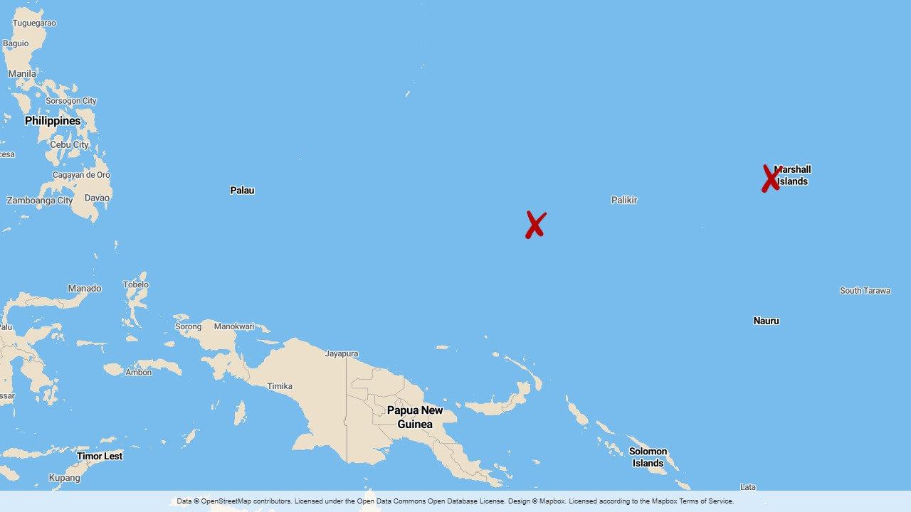 Männen drev i en liten motorbåt från Ebeye i Mashallöarna (krysset till höger) till atollen Namoluk i Mikronesien (krysset till vänster). En sträcka på omkring 1 600 kilometer.