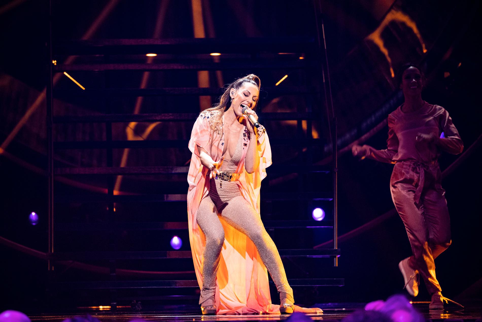 Lina Hedlund sjunger på genrepet inför finalen i Melodifestivalen 2019.