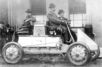 1900 hade Porsche byggt denna bil med en elmotor i varje hjulnav. Toppfart 45 km/h och körsträcka 5-6 mil per laddning.