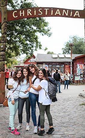 HIPPIE-SKANSEN Christiania är Köpenhamns tredje största turistattraktion – efter Tivoli och Den lille havfrue.
