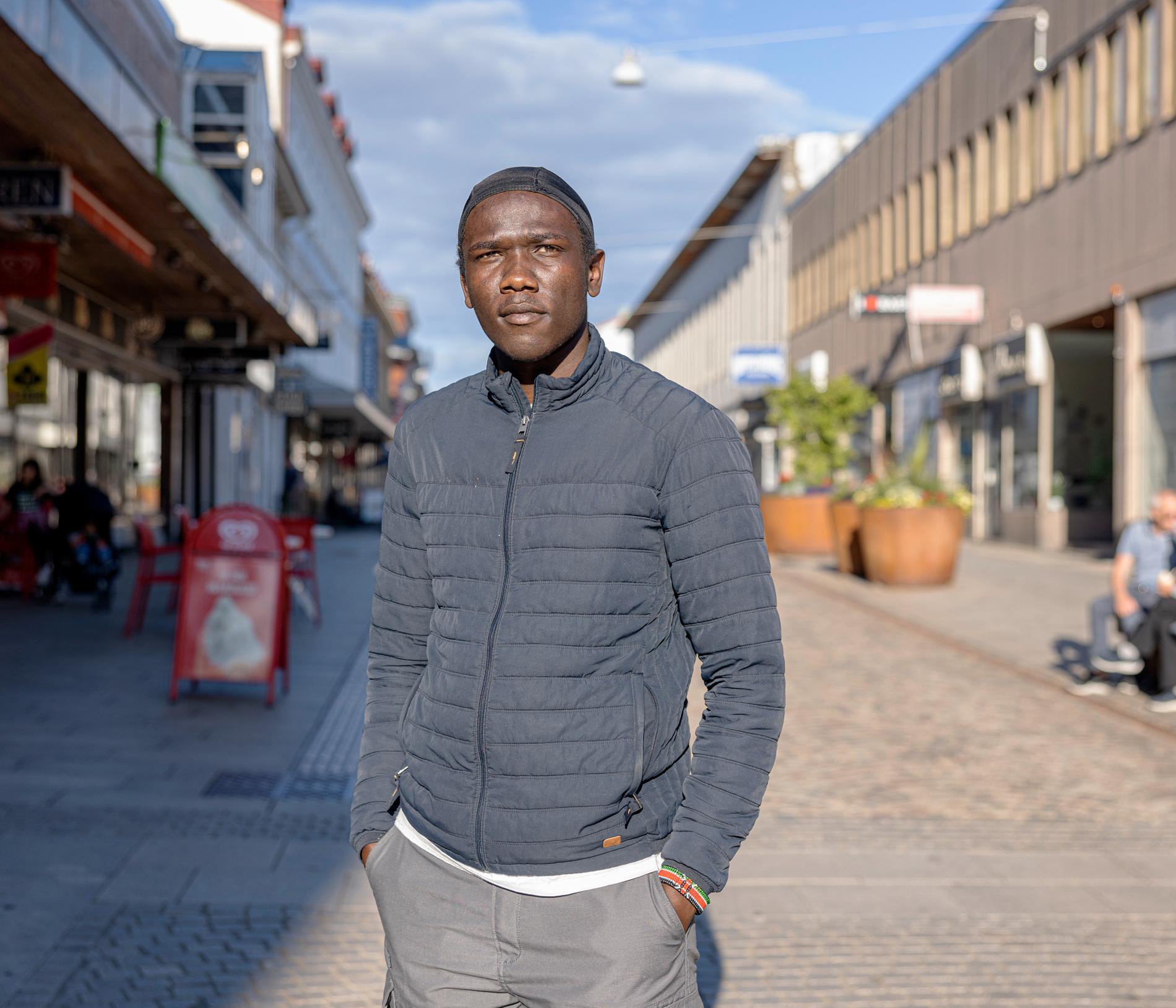 ”Det finns väl en negativ bild av Uddevalla, det är många som sprider rykten”, säger Dennis Wanyoike, 22, arbetssökande. Han brukar åka in hit och hänga i centrum. 