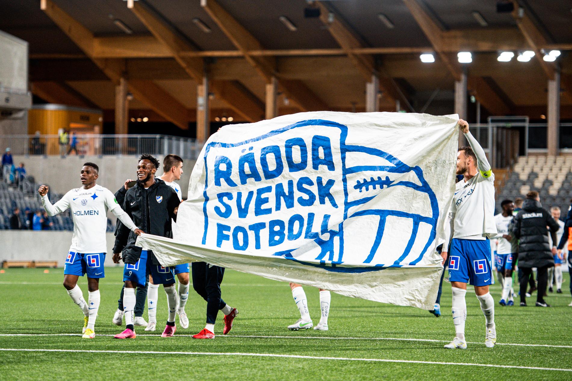 IFK Norrköpings spelare med en banderoll efter matchen mot Sirius