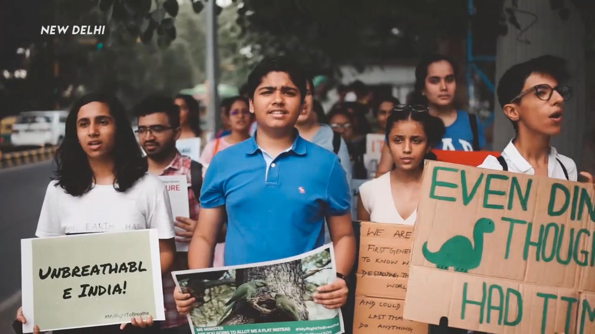 "Indiens Greta Thunberg" Aman Sharma (i blå tröja) under en protest mot luftföroreningar och klimatförändringar.