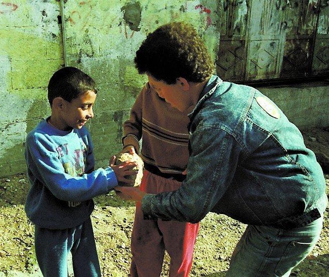 1993: FOSTRADE KÄMPAR Här lär Marwan några yngre pojkar hur de ska kasta sten.