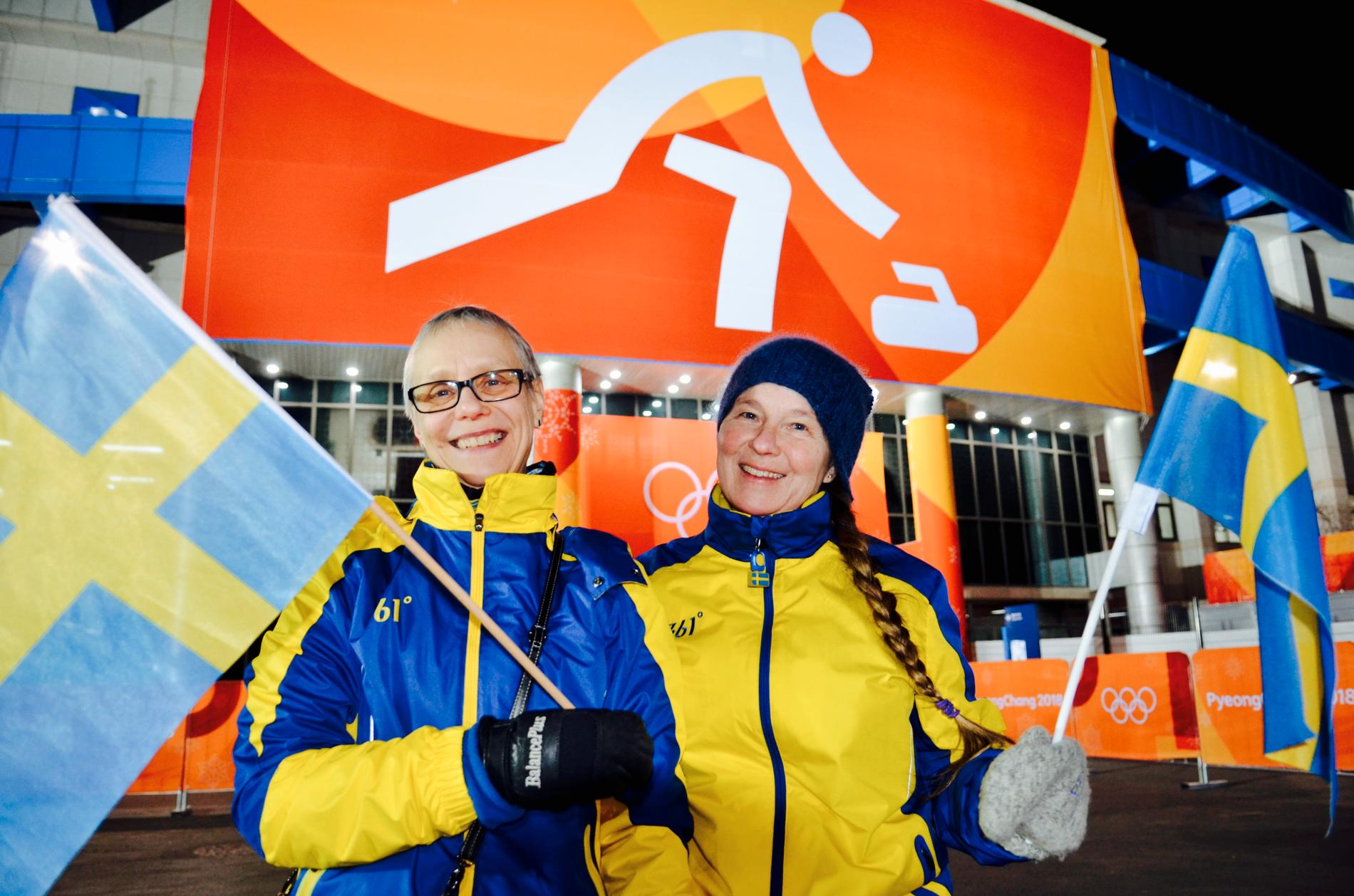 Pia Hasselborg och Eva Sivertsdotter utanför Gangneung curlingcenter. 