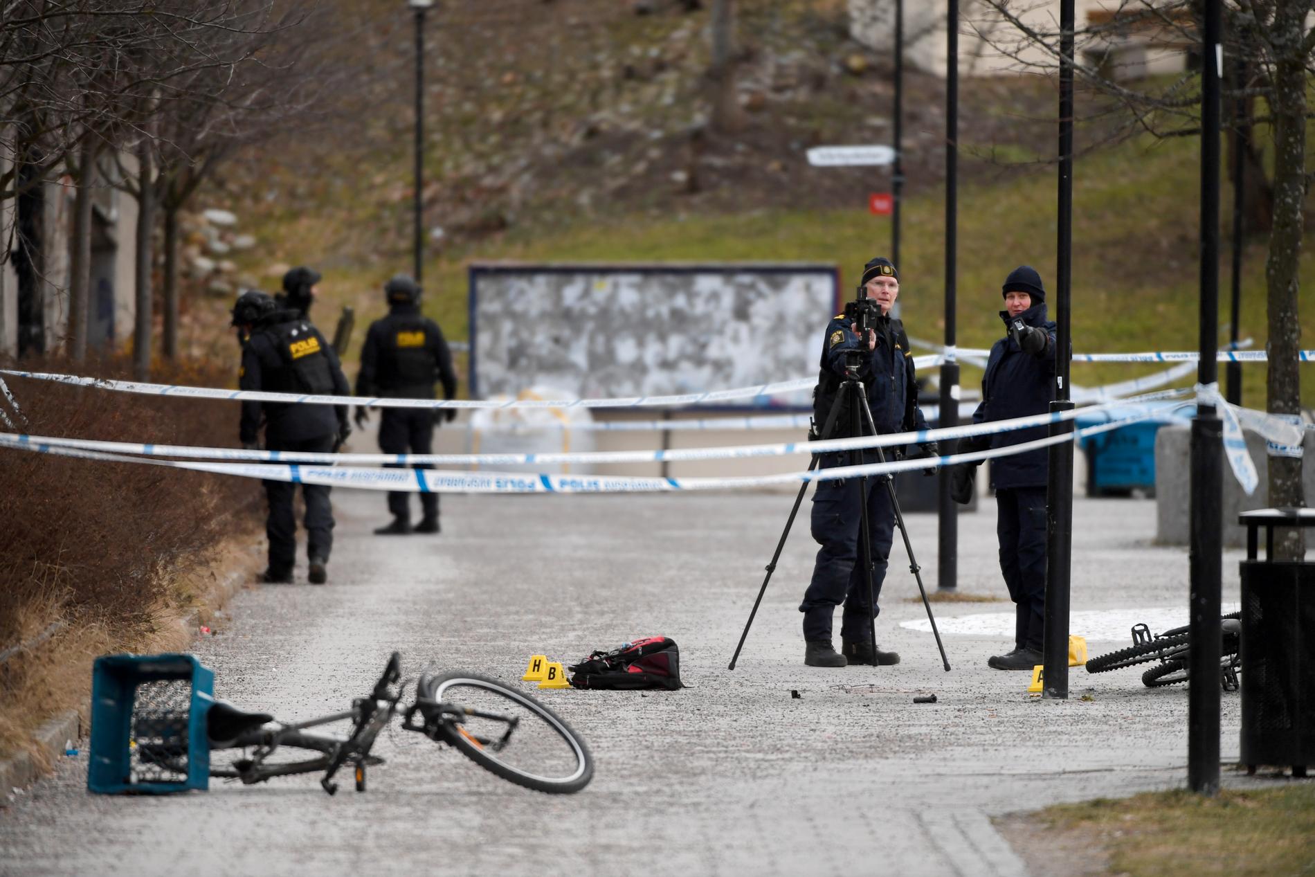 Polis undersöker platsen i Vårby gård där explosionen skedde. Arkivbild