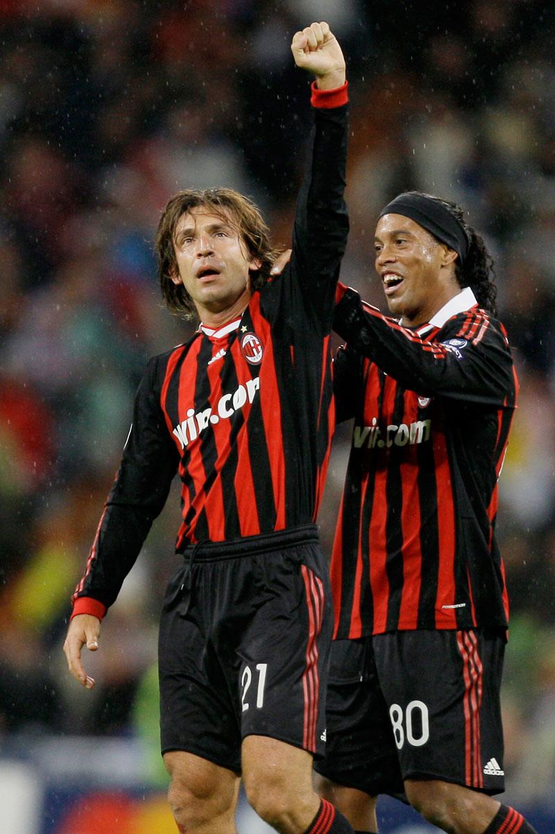 Pirlo gratuleras här av Ronaldinho.