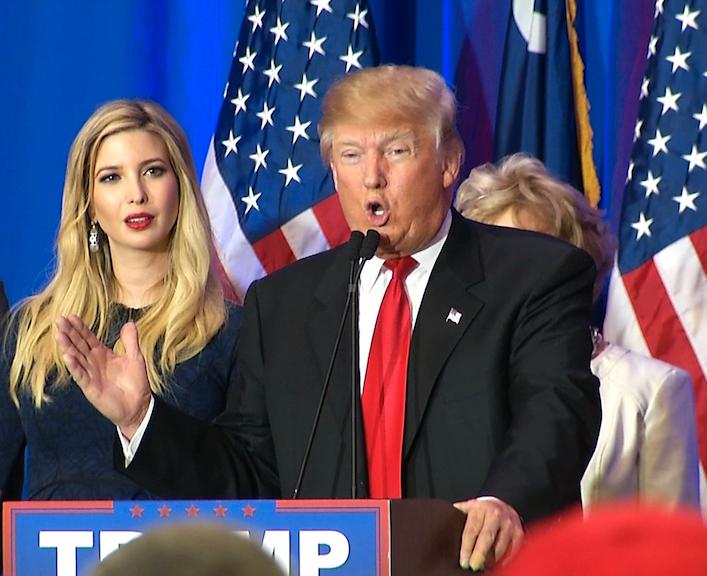 Donald Trump 20 februari med dottern Ivanka vid sin sida.