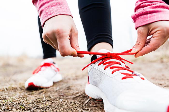 På med skorna  - ut och promenera. En halvtimme om dagen ger dig stora hälsovinster. 