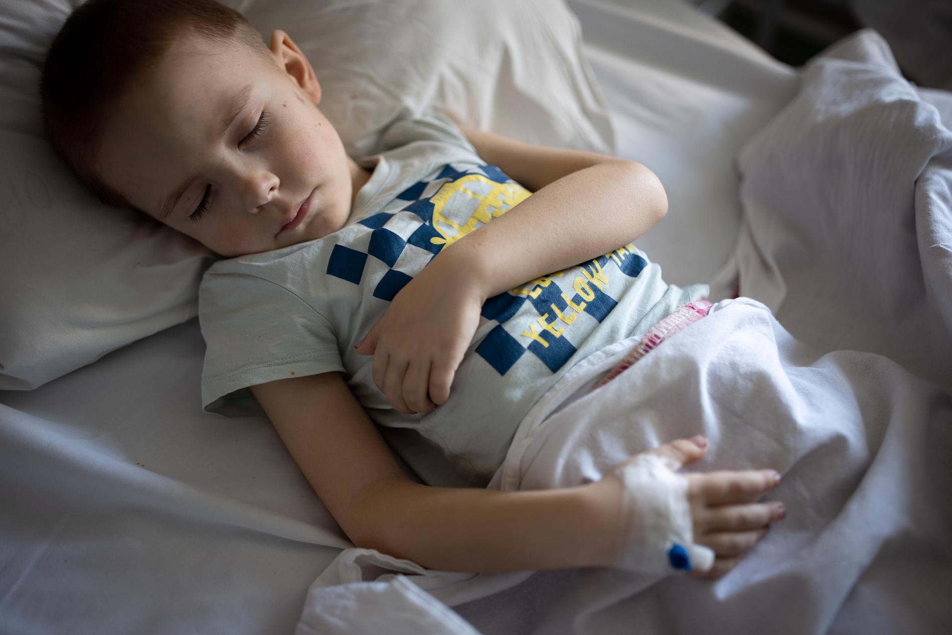 Dima, 5, har somnat i sjukhussängen.