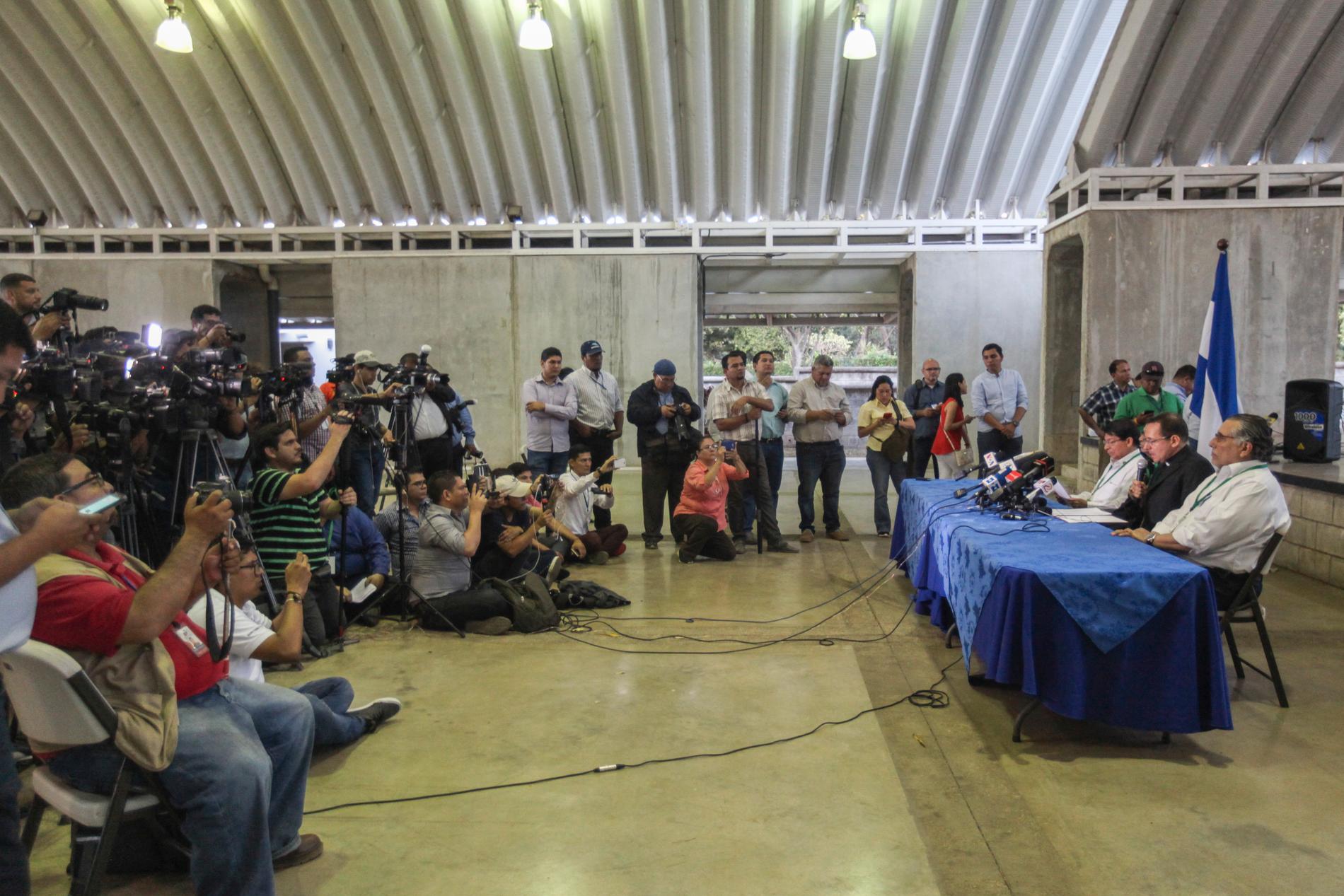 Medlemmar ur den katolska kyrkans medlarteam, med Vatikanens sändebud Stanislaw Waldemar Sommertag i mitten, håller presskonferens efter första dagens samtal i Nicaraguas huvudstad Managua.
