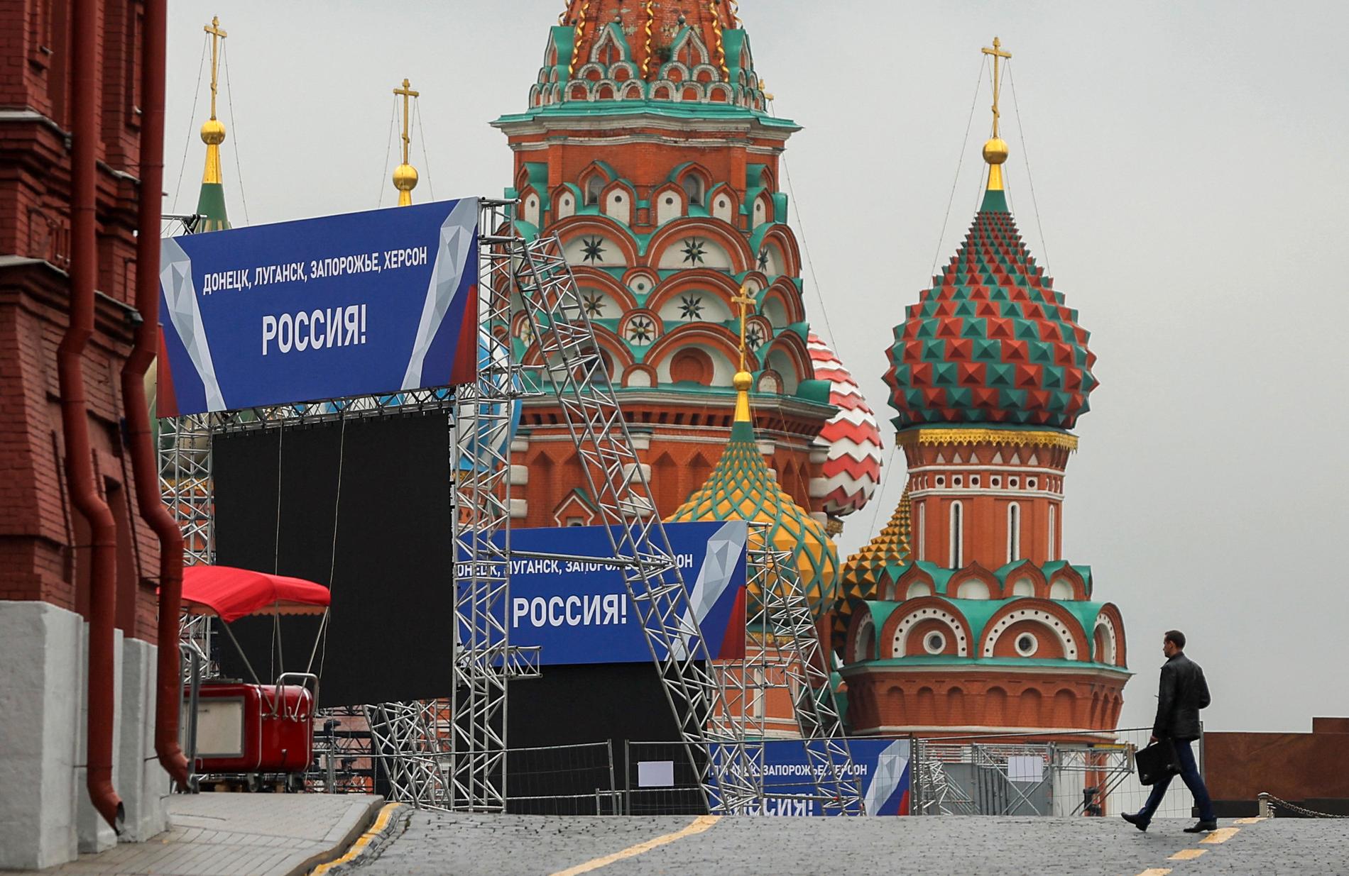 ”Donetsk, Luhansk, Zaporizjzja, Cherson – Ryssland”. Stora skärmar och skyltar har placerats på Röda torget inför fredagens ceremoni.