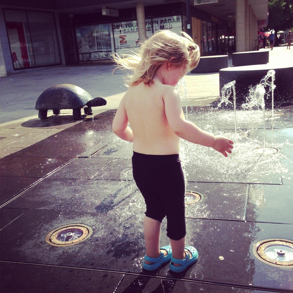 Är man på stan en varm sommardag kan man göra som min dotter på två år – plaska i vattenkonstverket i Västerås, skriver Johanna.