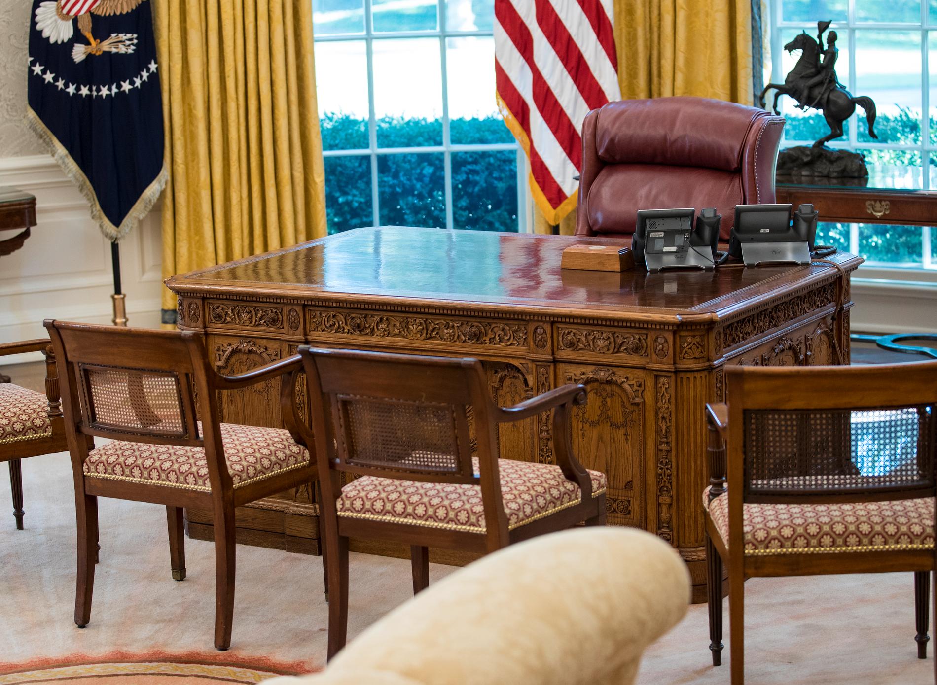 Ovala rummet ligger öde när presidenten istället sägs jobba från Kartrummet på bottenvåningen.