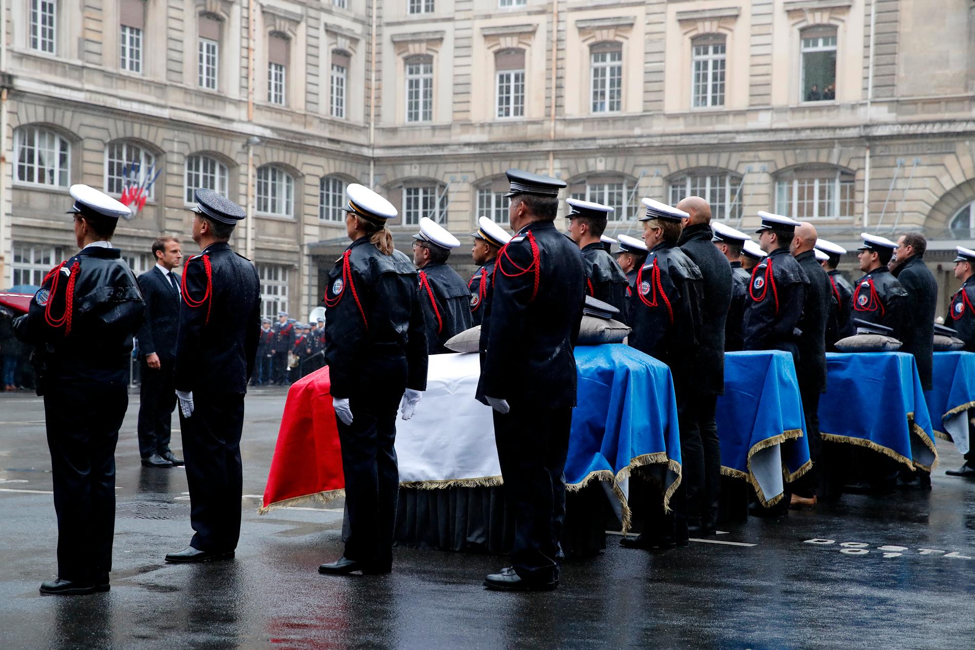 Frankrikes president Emmanuel Macron (andra från vänster) vid begravningsceremonin i Paris för de fyra poliser som dödades i torsdagens attentat.