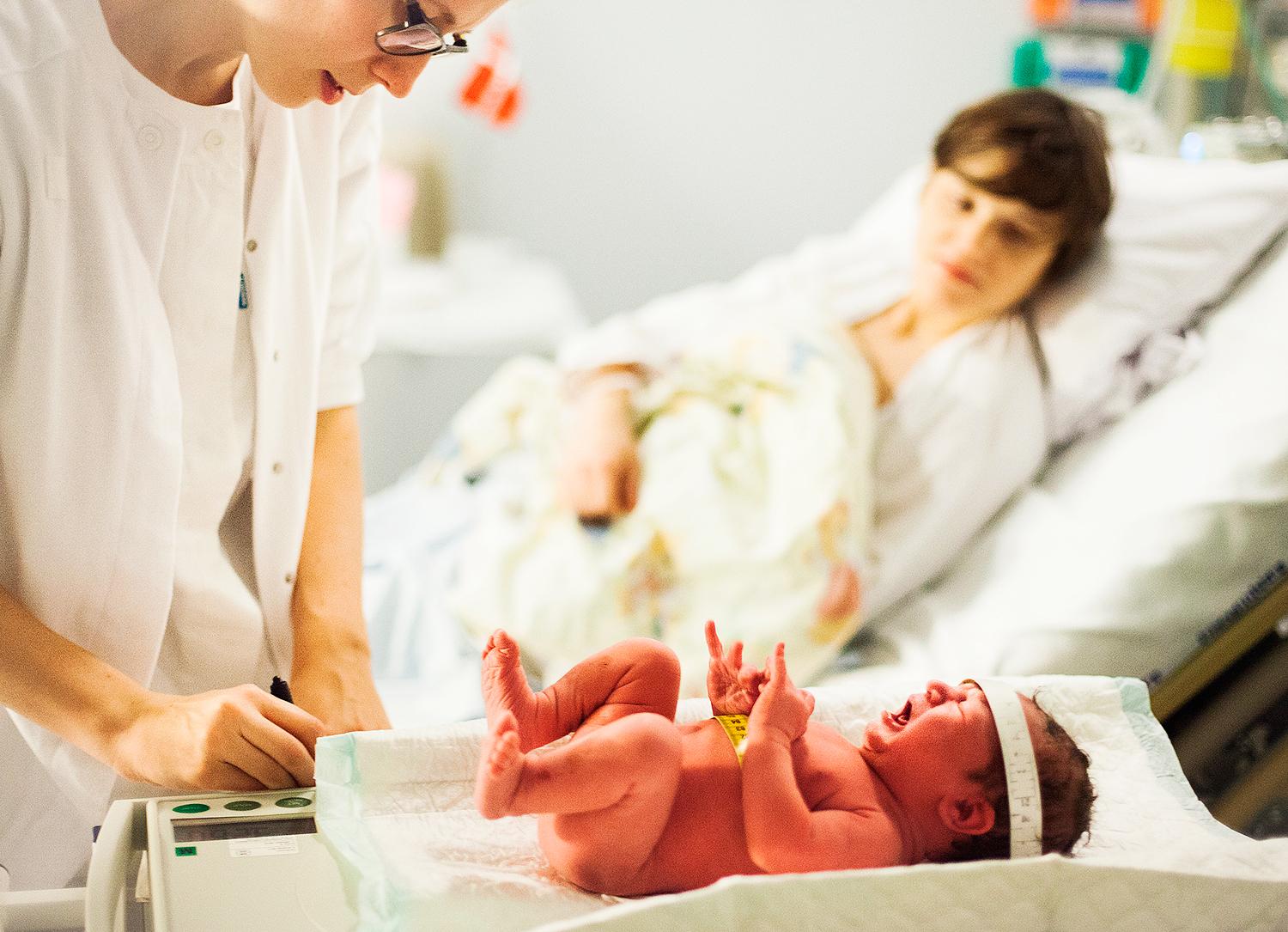 Mer fokus på mamman En rutinmässig screening med ultraljud efter förlossningen skulle kunna hitta eventuella skador snabbt, enligt överläkaren Eva Uustal.