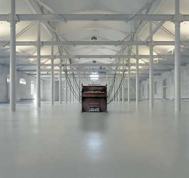 David Byrne har med "Playing the Building" gjort om Färgfabriken till ett musikinstrument.