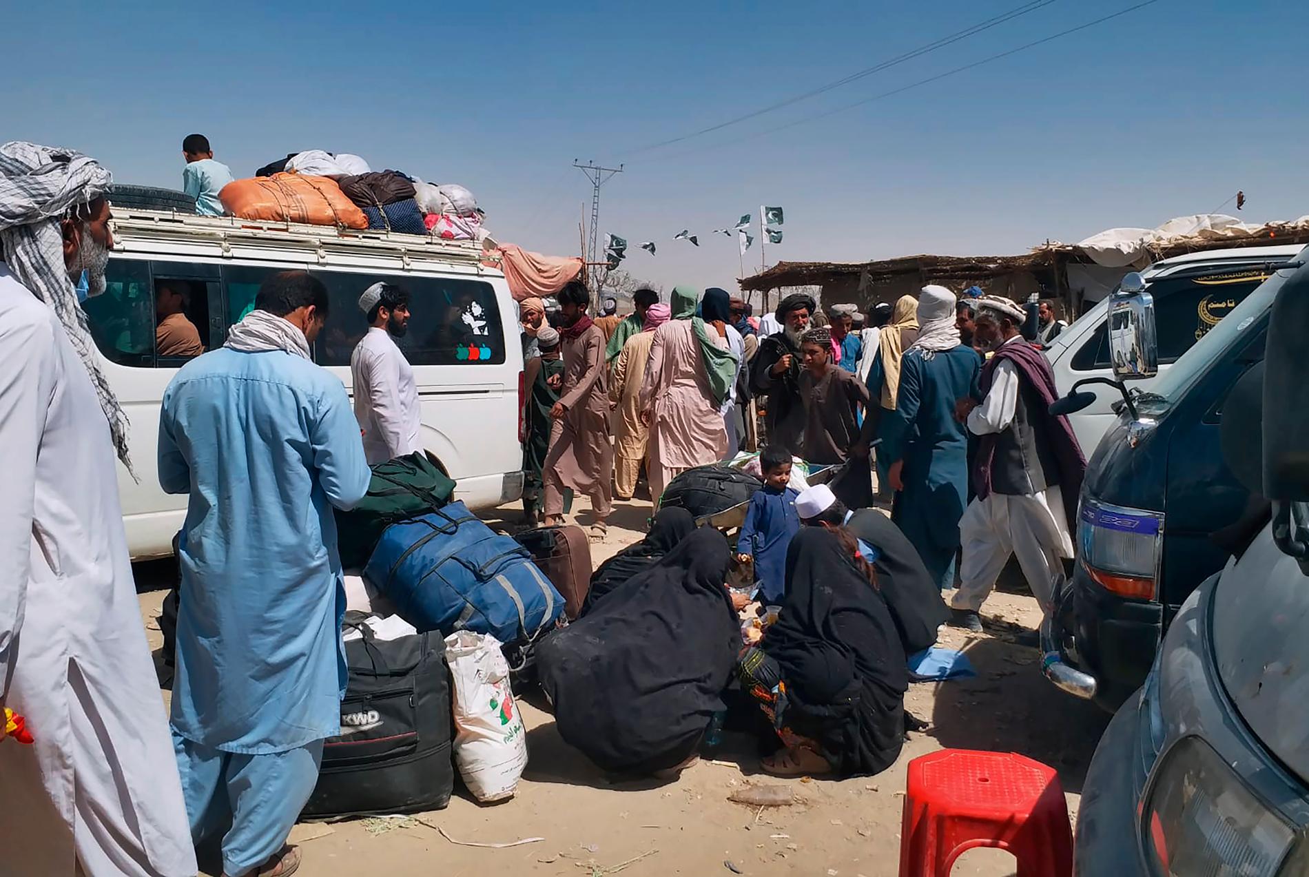 Människor som samlats vid gränsen till Pakistan. 
