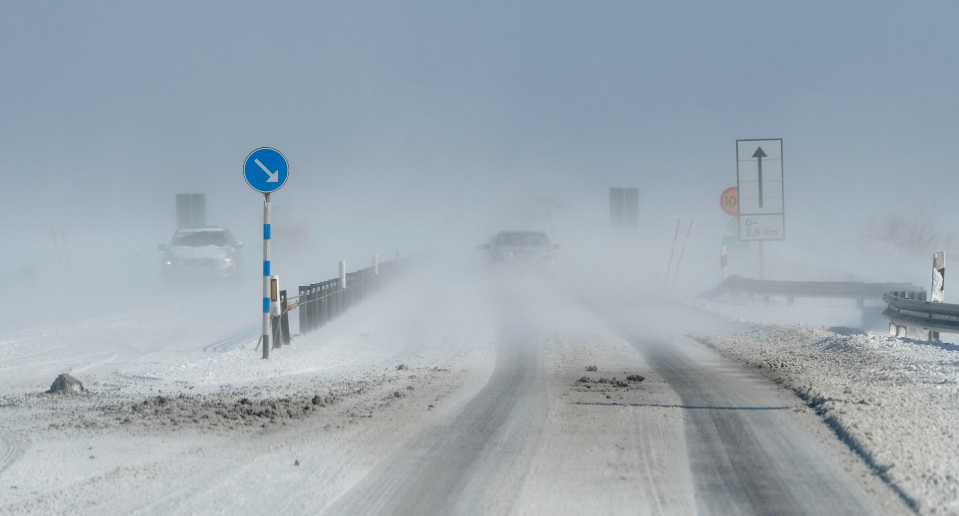 Snödrev över E65 mellan Malmö och Ystad i mars 2018. 