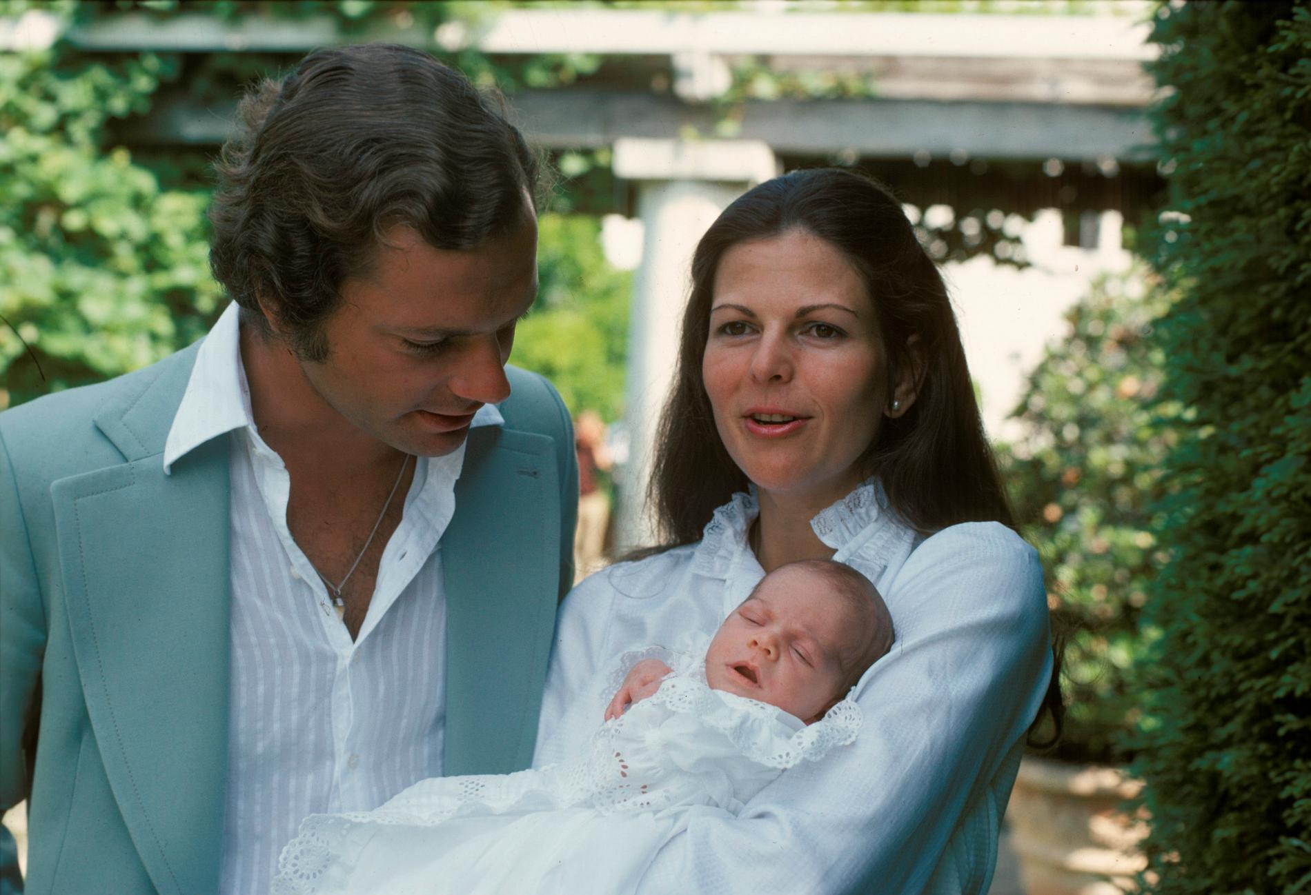 En nyfödd prinsessa visades upp för media på Soliden den första augusti 1977. Kronprinsessan Victoria var då bara 3 veckor gammal. 