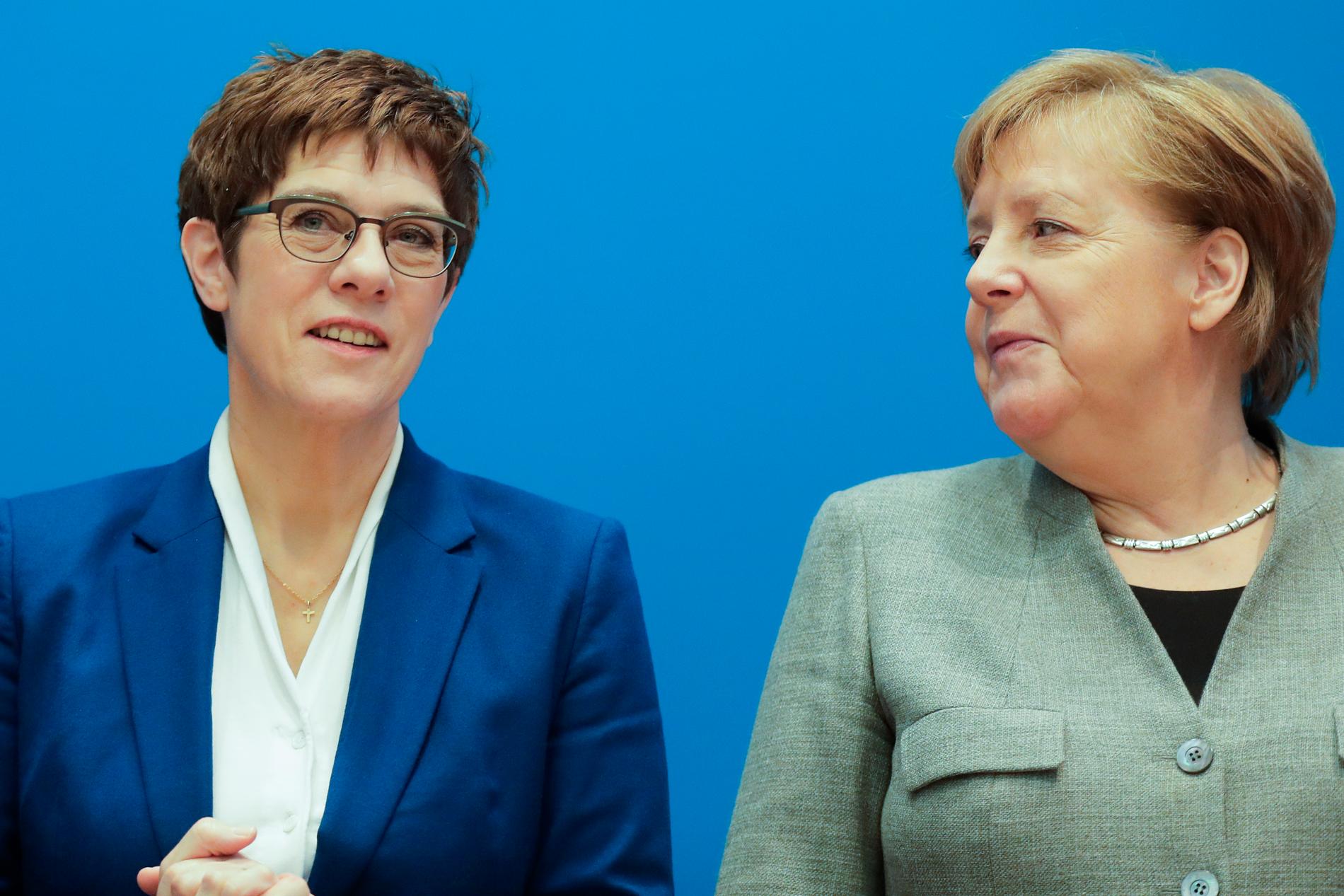 Tysklands förbundskansler Angela Merkel satsade sina kort på efterträdaren Annegret Kramp-Karrenbauer som röstades fram som partiledare för konservativa CDU. Ett år senare slänger hon in handduken. CDU, regeringen och Tyskland kastas in i en slags regeringskris.
