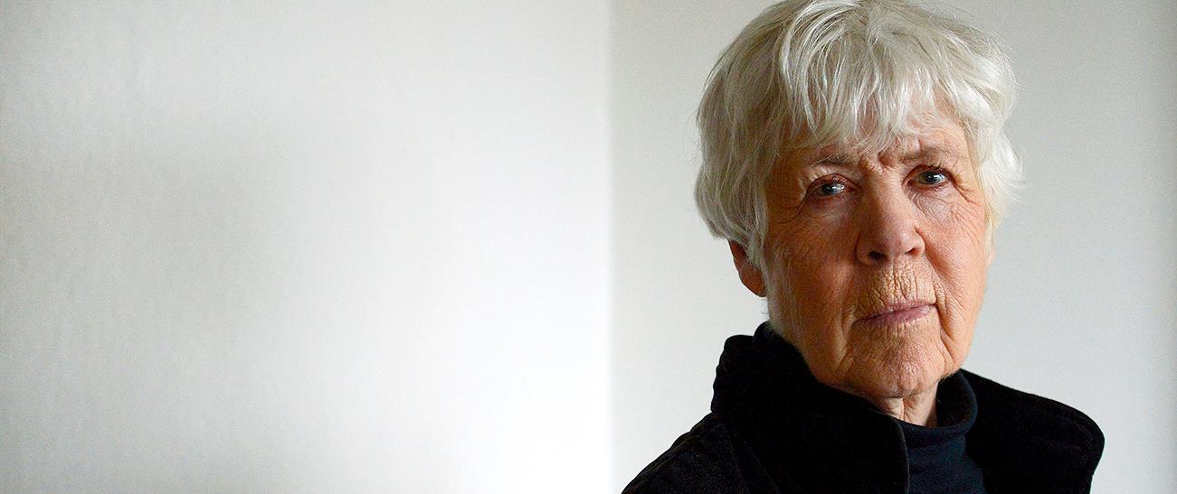 Inger Alfvén (född 1940) skriver raffinerat om självöverskattande män och självkritiska kvinnor.
