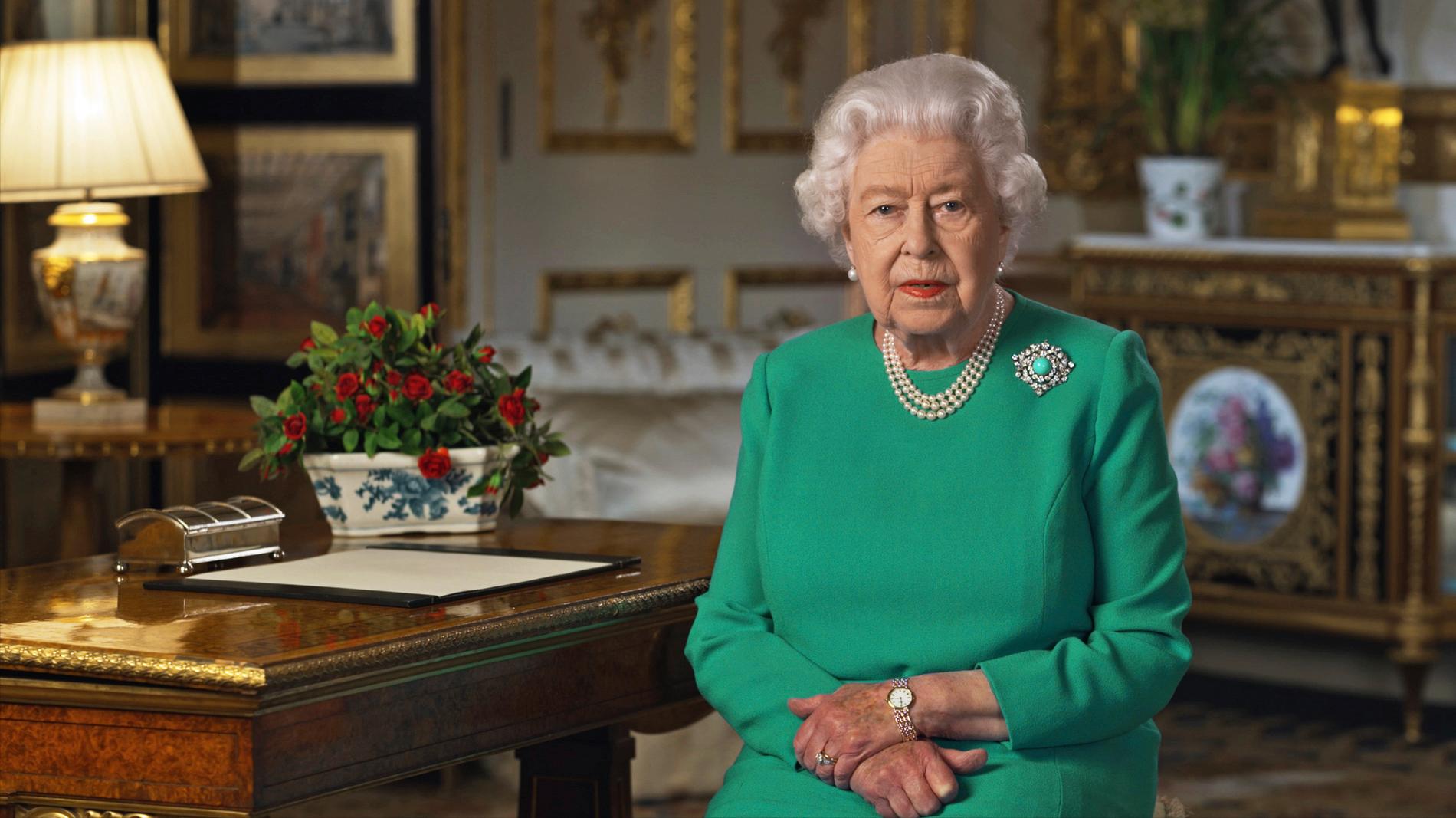 Drottning Elizabeth firar med videosamtal i stället för salut.