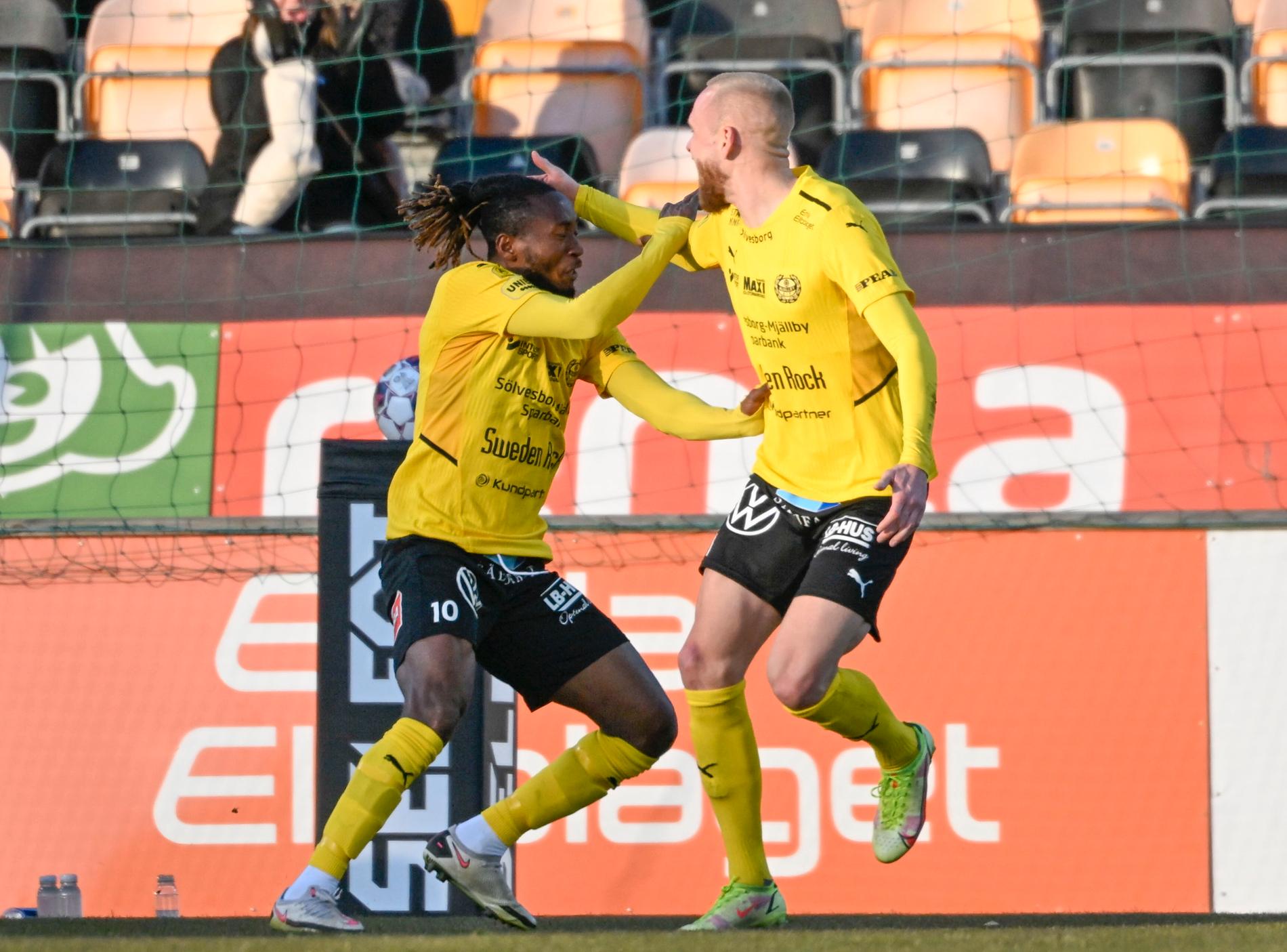 Mjällbys Mamudu Moro jublar med Adam Ståhl efter att ha gjort matchens enda mål mot Djurgården.